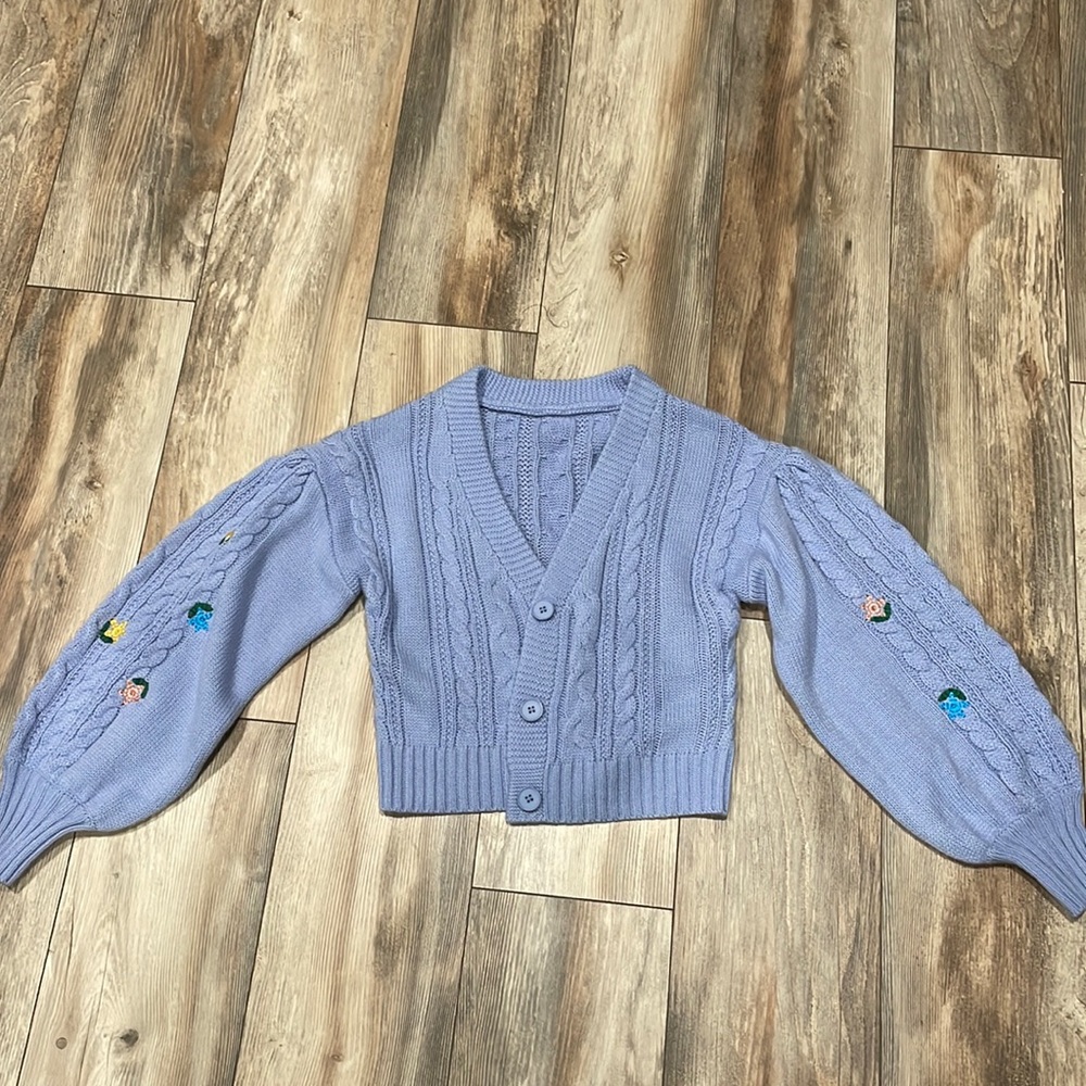 Violet sweater Shein size small. Flower decals. Knitted.
